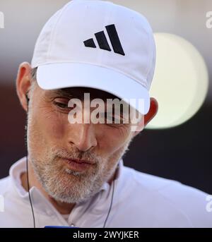 HEIDENHEIM, DEUTSCHLAND - 06. APRIL: Trainer Thomas Tuchel von Bayern München vor dem Bundesliga-Spiel zwischen 1. FC Heidenheim 1846 und FC Bayern München in der Voith-Arena am 06. April 2024 in Heidenheim. © diebilderwelt / Alamy Stock © diebilderwelt / Alamy Stock Stockfoto