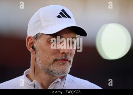 HEIDENHEIM, DEUTSCHLAND - 06. APRIL: Trainer Thomas Tuchel von Bayern München vor dem Bundesliga-Spiel zwischen 1. FC Heidenheim 1846 und FC Bayern München in der Voith-Arena am 06. April 2024 in Heidenheim. © diebilderwelt / Alamy Stock © diebilderwelt / Alamy Stock Stockfoto