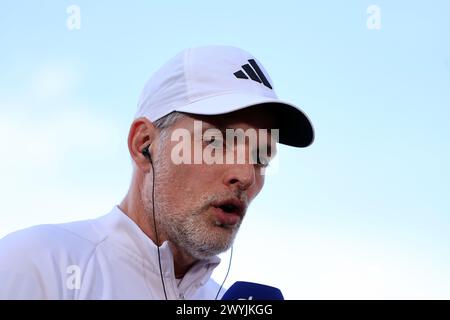 HEIDENHEIM, DEUTSCHLAND - 06. APRIL: Trainer Thomas Tuchel von Bayern München vor dem Bundesliga-Spiel zwischen 1. FC Heidenheim 1846 und FC Bayern München in der Voith-Arena am 06. April 2024 in Heidenheim. © diebilderwelt / Alamy Stock © diebilderwelt / Alamy Stock Stockfoto