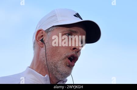 HEIDENHEIM, DEUTSCHLAND - 06. APRIL: Trainer Thomas Tuchel von Bayern München vor dem Bundesliga-Spiel zwischen 1. FC Heidenheim 1846 und FC Bayern München in der Voith-Arena am 06. April 2024 in Heidenheim. © diebilderwelt / Alamy Stock © diebilderwelt / Alamy Stock Stockfoto