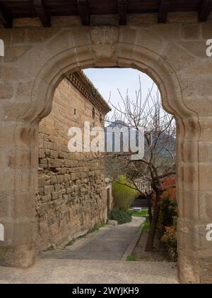 Gratal-Gipfel in der Sierra de Guara aus der Stadt Bolea Huesca in Aragon, Spanien Stockfoto