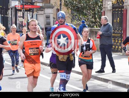 London, England, Großbritannien. April 2024. Ein Läufer, der als Captain America verkleidet ist, nimmt am London Landmarks Half Marathon in Central London Teil. (Kreditbild: © Vuk Valcic/ZUMA Press Wire) NUR REDAKTIONELLE VERWENDUNG! Nicht für kommerzielle ZWECKE! Stockfoto