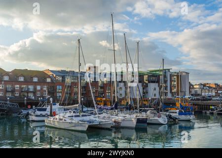 Portsmouth, Vereinigtes Königreich - 11. Februar 2024: Segelboote liegen im Camber Quay. Stockfoto