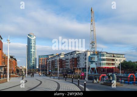 Gunwharf Quays, Portsmouth, Vereinigtes Königreich - 11. Februar 2024: Der Turm des No. 1 Building neben den Wohngebäuden. Stockfoto