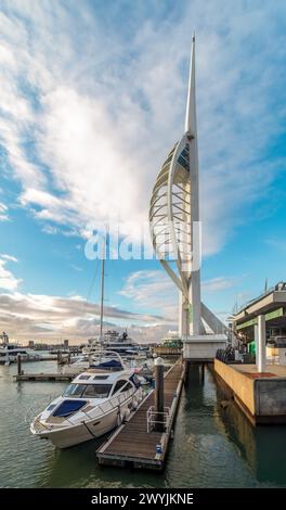 Portsmouth, Vereinigtes Königreich - 11. Februar 2024: Boote, die in der Marina der Gunwharf Quays vor Anker liegen und vom Spinnaker Tower übersehen werden. Stockfoto