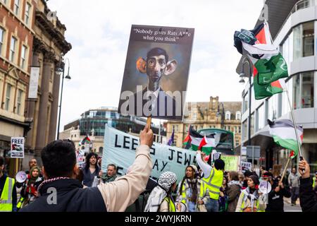 Leeds, Großbritannien. APRIL 2024. Pro-Palestine-Demonstranten halten einen Plackard, der sich Rishi Sunak (Premierminister des Vereinigten Königreichs) als Ratte vorstellt. Auf dem Schild steht: "Niemand gibt einem Ratten Ein, was Sie denken" Dies war auf dem "Flug des Gazastreifens"-palästinensermarsch durch Zentral-Leeds. Credit Milo Chandler/Alamy Live News Stockfoto