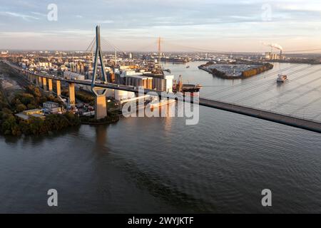 Luftaufnahme der Koehlbrand-Brücke im Hamburger Hafen Stockfoto