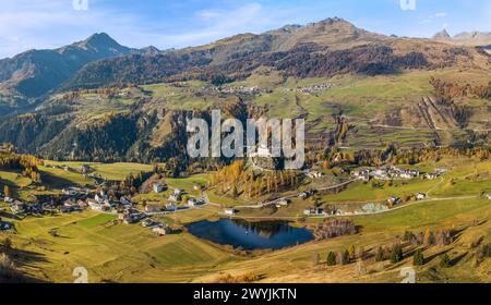 Tarasp, Schweiz - Oktober 30. 2022: Luftpanorama des Tarasp-Tals mit einer alten Burg in Herbstfarbe. Stockfoto