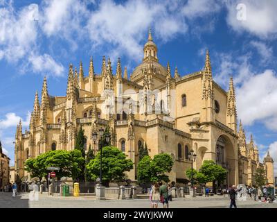 Segovia, Spanien - 23. Mai 2022: Römisch-katholische Kathedrale im gotischen Stil auf dem Hauptplatz Plaza Mayor. Castilla y Leon in Segovia, Spanien Stockfoto
