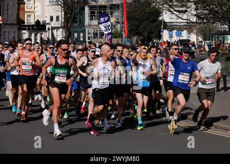 Brighton, Stadt Brighton & Hove, East Sussex, Großbritannien. Hier ist Brighton Marathon 2024, vorbei an der 4,5-km-Marke. April 2024. David Smith/Alamy Live News Stockfoto