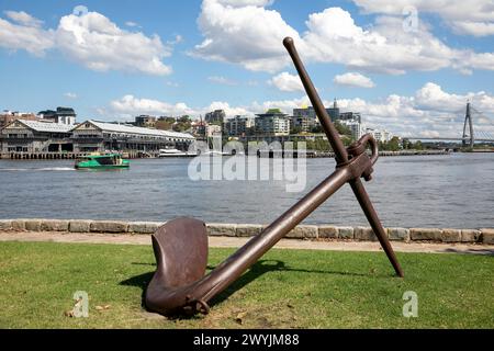 Illoura Reserve und Peacock Point Reserve mit Ankerskulptur und Blick auf die Anzac Bridge, Johnstons Bay und White Bay, Sydney Harbour, NSW, Austra Stockfoto