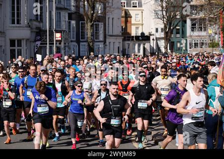 Brighton, Stadt Brighton & Hove, East Sussex, Großbritannien. Hier ist Brighton Marathon 2024, vorbei an der 4,5-km-Marke. April 2024. David Smith/Alamy Live News Stockfoto