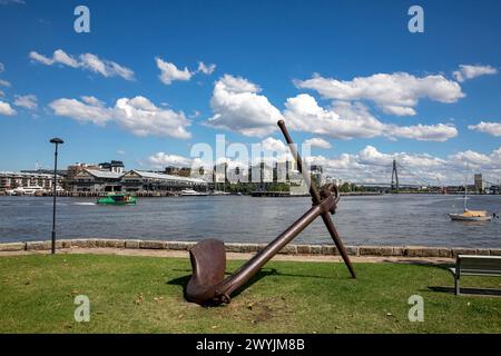 Illoura Reserve und Peacock Point Reserve mit Ankerskulptur und Blick auf die Anzac Bridge, Johnstons Bay und White Bay, Sydney Harbour, NSW, Austra Stockfoto