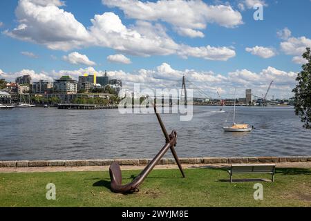 Illoura Reserve und Peacock Point Reserve mit Ankerskulptur und Blick auf die Anzac Bridge, Johnstons Bay und White Bay, Sydney Harbour, NSW, Austra Stockfoto