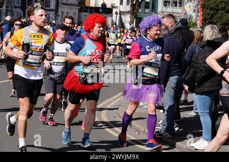 Brighton, Stadt Brighton & Hove, East Sussex, Großbritannien. Hier ist Brighton Marathon 2024, vorbei an der 4,5-km-Marke. April 2024. David Smith/Alamy Live News Stockfoto