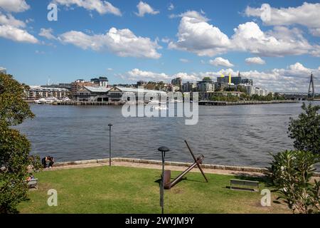 Peacock Point Reserve mit Ankerskulptur und Blick auf Jones Bay Wharf, Anzac Bridge und Johnstons Bay, Sydney Harbour, NSW, Australien Stockfoto