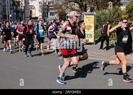 Brighton, Stadt Brighton & Hove, East Sussex, Großbritannien. Hier ist Brighton Marathon 2024, vorbei an der 4,5-km-Marke. April 2024. David Smith/Alamy Live News Stockfoto