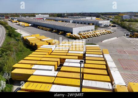 Deutsche Post DHL, Deutschlands groesster Paket Standort in Aschheim bei Muenchen. Bearbeituing von bis zu 72000 Pakete pro Stunde im Paketzentrum Aschheim II bei Muenchen. Postfahrzeuge,Fahrzeuge und Wechselbrücken,Transportbehaelter,Container,Transportcontainer stehen auf dem Gelaende. *** Deutsche Post DHL, Deutschlands größter Paketstandort in Aschheim bei München Bearbeitung von bis zu 72000 Paketen pro Stunde im Paketzentrum Aschheim II bei München Postfahrzeuge, Fahrzeuge und Wechselaufbauten, Transportbehälter, Container, Transportbehälter befinden sich vor Ort Stockfoto