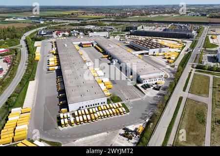 Deutsche Post DHL, Deutschlands groesster Paket Standort in Aschheim bei Muenchen. Bearbeituing von bis zu 72000 Pakete pro Stunde im Paketzentrum Aschheim II bei Muenchen. Postfahrzeuge,Fahrzeuge und Wechselbrücken,Transportbehaelter,Container,Transportcontainer stehen auf dem Gelaende. *** Deutsche Post DHL, Deutschlands größter Paketstandort in Aschheim bei München Bearbeitung von bis zu 72000 Paketen pro Stunde im Paketzentrum Aschheim II bei München Postfahrzeuge, Fahrzeuge und Wechselaufbauten, Transportbehälter, Container, Transportbehälter befinden sich vor Ort Stockfoto