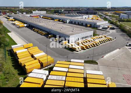 Deutsche Post DHL, Deutschlands groesster Paket Standort in Aschheim bei Muenchen. Bearbeituing von bis zu 72000 Pakete pro Stunde im Paketzentrum Aschheim II bei Muenchen. Postfahrzeuge,Fahrzeuge und Wechselbrücken,Transportbehaelter,Container,Transportcontainer stehen auf dem Gelaende. *** Deutsche Post DHL, Deutschlands größter Paketstandort in Aschheim bei München Bearbeitung von bis zu 72000 Paketen pro Stunde im Paketzentrum Aschheim II bei München Postfahrzeuge, Fahrzeuge und Wechselaufbauten, Transportbehälter, Container, Transportbehälter befinden sich vor Ort Stockfoto