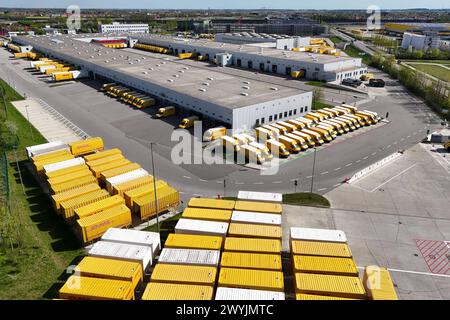 Deutsche Post DHL, Deutschlands groesster Paket Standort in Aschheim bei Muenchen. Bearbeituing von bis zu 72000 Pakete pro Stunde im Paketzentrum Aschheim II bei Muenchen. Postfahrzeuge,Fahrzeuge und Wechselbrücken,Transportbehaelter,Container,Transportcontainer stehen auf dem Gelaende. *** Deutsche Post DHL, Deutschlands größter Paketstandort in Aschheim bei München Bearbeitung von bis zu 72000 Paketen pro Stunde im Paketzentrum Aschheim II bei München Postfahrzeuge, Fahrzeuge und Wechselaufbauten, Transportbehälter, Container, Transportbehälter befinden sich vor Ort Stockfoto