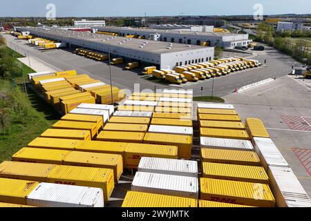 Deutsche Post DHL, Deutschlands groesster Paket Standort in Aschheim bei Muenchen. Bearbeituing von bis zu 72000 Pakete pro Stunde im Paketzentrum Aschheim II bei Muenchen. Postfahrzeuge,Fahrzeuge und Wechselbrücken,Transportbehaelter,Container,Transportcontainer stehen auf dem Gelaende. *** Deutsche Post DHL, Deutschlands größter Paketstandort in Aschheim bei München Bearbeitung von bis zu 72000 Paketen pro Stunde im Paketzentrum Aschheim II bei München Postfahrzeuge, Fahrzeuge und Wechselaufbauten, Transportbehälter, Container, Transportbehälter befinden sich vor Ort Stockfoto