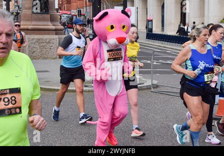 London, Großbritannien. April 2024. Ein Läufer in Pink Panther nimmt am London Landmarks Half Marathon in Central London Teil. Quelle: Vuk Valcic/Alamy Live News Stockfoto