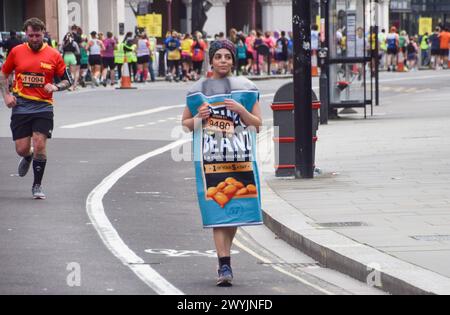 London, Großbritannien. April 2024. Ein Läufer in einem Heinz Baked Beans Kostüm nimmt am London Landmarks Half Marathon in Central London Teil. Quelle: Vuk Valcic/Alamy Live News Stockfoto