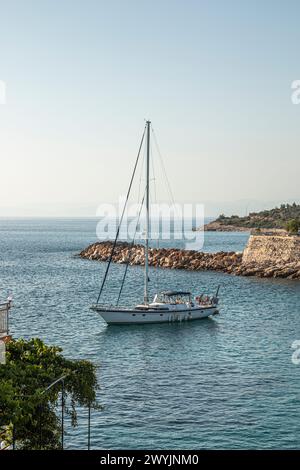 Kleine Boote und Yachten legen im Marina Park mit Blick aufs Meer in Griechenland an. Stockfoto