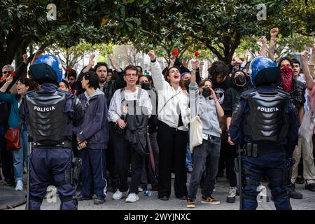 Antifaschisten-Sympathisanten werden gesehen, die gegen die rechtsextreme Demonstration protestieren. Rund 200 rechtsextreme Demonstranten demonstrierten in Porto gegen die Einwanderung. Der Protest wurde von Mário Machado geführt, und auf dem Weg zu diesem Thema tauchten Emotionen auf: Auf der einen Seite waren rechtsextreme Demonstranten und auf der anderen Seite Dutzende Menschen, die gegen den Faschismus kämpften. Die PSP (Polícia de Seguranca Pública „Polizei“) hat mindestens drei junge Menschen inhaftiert. Der Protest gegen Einwanderer brachte nicht mehr als 200 Menschen zusammen, während die andere, antifaschistische Demonstration Tausende zusammenbrachte. (Foto: Diogo Baptista/SOPA im Stockfoto