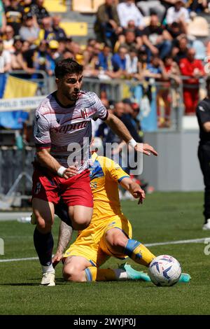 Frosinone, Latium, Italien. April 2024. Riccardo Orsolini aus Bologna wird am 7. April 2024 in Frosinone von Emanuele Valeri aus Frosinone beim Fußballspiel der Serie A SSC Frosinone Calcio-Bologna FC Stadio Stirpe in Frosinone, Italien, angefochten. (Kreditbild: © Ciro de Luca/ZUMA Press Wire) NUR REDAKTIONELLE VERWENDUNG! Nicht für kommerzielle ZWECKE! Quelle: ZUMA Press, Inc./Alamy Live News Stockfoto