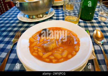 Fabada Asturiana servieren. Asturien, Spanien. Stockfoto