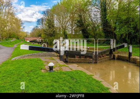 Ein Blick über die Aylestone Mill Schleuse auf dem Grand Union Canal in Aylestone Meadows, Leicester, Großbritannien im Frühling Stockfoto