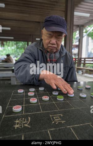 Senior-Männer konzentrierten sich stark auf ein strategisches Brettspiel Stockfoto