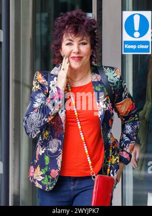 London, Großbritannien. April 2024. Ruby Wax, Sonntag bei der BBC mit Laura Kuenssberg. Quelle: Mark Thomas/Alamy Live News Stockfoto