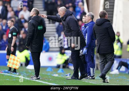 Rangers-Manager Philippe Clement gibt beim Cinch-Premiership-Spiel im Ibrox Stadium in Glasgow Gesten an der Touchline. Bilddatum: Sonntag, 7. April 2024. Stockfoto