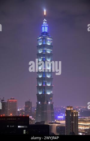 Der legendäre Taipei 101 Wolkenkratzer beleuchtet den dunklen Nachthimmel Stockfoto