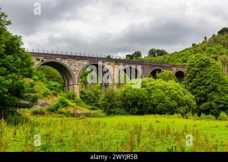 Monsal Head und Monsal Dale und das alte Eisenbahnviadukt über den Fluss Wye im Peak District in Derbyshire, England Stockfoto