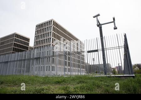 Am 7. April 2024 steht der Bundesnachrichtendienst (BND), Deutschlands wichtigster Auswärtiger Geheimdienst, mit seinem Hauptquartier im Herzen Berlins. Während sich die Welt weiterentwickelt, bleibt der BND an vorderster Front des internationalen Geheimdienstes mit einer Mission, die so wichtig ist wie immer: Die Wahrung der globalen Interessen Deutschlands. Der Einsatzbereich des BND ist riesig und konzentriert sich auf Bereiche, die für die nationale und globale Sicherheit von entscheidender Bedeutung sind, wie internationaler Terrorismus, Massenvernichtungswaffen, organisierte Kriminalität und Cyberbedrohungen. Die elektronische Überwachung und die Sammlung von Informationen Stockfoto