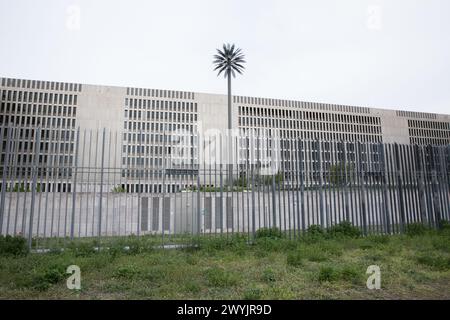 Am 7. April 2024 steht der Bundesnachrichtendienst (BND), Deutschlands wichtigster Auswärtiger Geheimdienst, mit seinem Hauptquartier im Herzen Berlins. Während sich die Welt weiterentwickelt, bleibt der BND an vorderster Front des internationalen Geheimdienstes mit einer Mission, die so wichtig ist wie immer: Die Wahrung der globalen Interessen Deutschlands. Der Einsatzbereich des BND ist riesig und konzentriert sich auf Bereiche, die für die nationale und globale Sicherheit von entscheidender Bedeutung sind, wie internationaler Terrorismus, Massenvernichtungswaffen, organisierte Kriminalität und Cyberbedrohungen. Die elektronische Überwachung und die Sammlung von Informationen Stockfoto