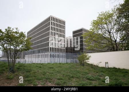 Berlin, Deutschland. April 2024. Am 7. April 2024 steht der Bundesnachrichtendienst (BND), Deutschlands wichtigster Auswärtiger Geheimdienst, mit seinem Hauptquartier im Herzen Berlins. Während sich die Welt weiterentwickelt, bleibt der BND an vorderster Front des internationalen Geheimdienstes mit einer Mission, die so wichtig ist wie immer: Die Wahrung der globalen Interessen Deutschlands. Der Einsatzbereich des BND ist riesig und konzentriert sich auf Bereiche, die für die nationale und globale Sicherheit von entscheidender Bedeutung sind, wie internationaler Terrorismus, Massenvernichtungswaffen, organisierte Kriminalität und Cyberbedrohungen. Seine elektronische Überwachung Stockfoto