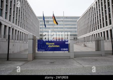 Berlin, Deutschland. April 2024. Am 7. April 2024 steht der Bundesnachrichtendienst (BND), Deutschlands wichtigster Auswärtiger Geheimdienst, mit seinem Hauptquartier im Herzen Berlins. Während sich die Welt weiterentwickelt, bleibt der BND an vorderster Front des internationalen Geheimdienstes mit einer Mission, die so wichtig ist wie immer: Die Wahrung der globalen Interessen Deutschlands. Der Einsatzbereich des BND ist riesig und konzentriert sich auf Bereiche, die für die nationale und globale Sicherheit von entscheidender Bedeutung sind, wie internationaler Terrorismus, Massenvernichtungswaffen, organisierte Kriminalität und Cyberbedrohungen. Seine elektronische Überwachung Stockfoto