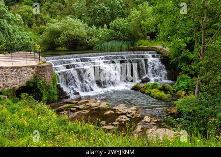 Weir am Fluss Wye in Monsal Dale im Peak District in Derbyshire, England Stockfoto