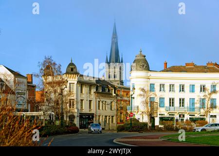 Frankreich, Marne, Epernay, Platz des republikanischen Platzes, am Anfang der Champagnerstraße, die von der UNESCO zum Weltkulturerbe erklärt wurde, Kirche Notre Dame im Hintergrund Stockfoto