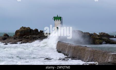 Frankreich, Finistère (29), Trégunc, pointe de Trévignon winken während eines Wintersturms auf dem Hafensteg Stockfoto