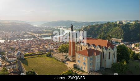 Frankreich, Isere, Rhonetal, Vienne, Kapelle Notre-Dame, Belvédère de Pipet (Luftaufnahme) Stockfoto