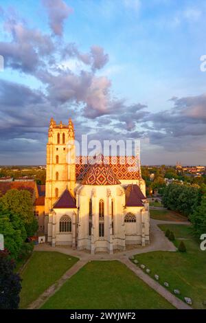 Frankreich, Ain, Bourg en Bresse, das 2018 restaurierte königliche Kloster Brou, die Kirche St. Nicolas de Tolentino Meisterwerk der Flamboyant Gothic (aus der Vogelperspektive) Stockfoto