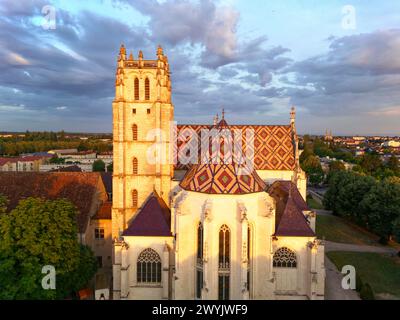 Frankreich, Ain, Bourg en Bresse, das 2018 restaurierte königliche Kloster Brou, die Kirche St. Nicolas de Tolentino Meisterwerk der Flamboyant Gothic (aus der Vogelperspektive) Stockfoto