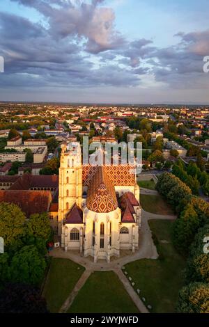 Frankreich, Ain, Bourg en Bresse, das 2018 restaurierte königliche Kloster Brou, die Kirche St. Nicolas de Tolentino Meisterwerk der Flamboyant Gothic (aus der Vogelperspektive) Stockfoto