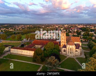 Frankreich, Ain, Bourg en Bresse, das 2018 restaurierte königliche Kloster Brou, die Kirche St. Nicolas de Tolentino Meisterwerk der Flamboyant Gothic (aus der Vogelperspektive) Stockfoto